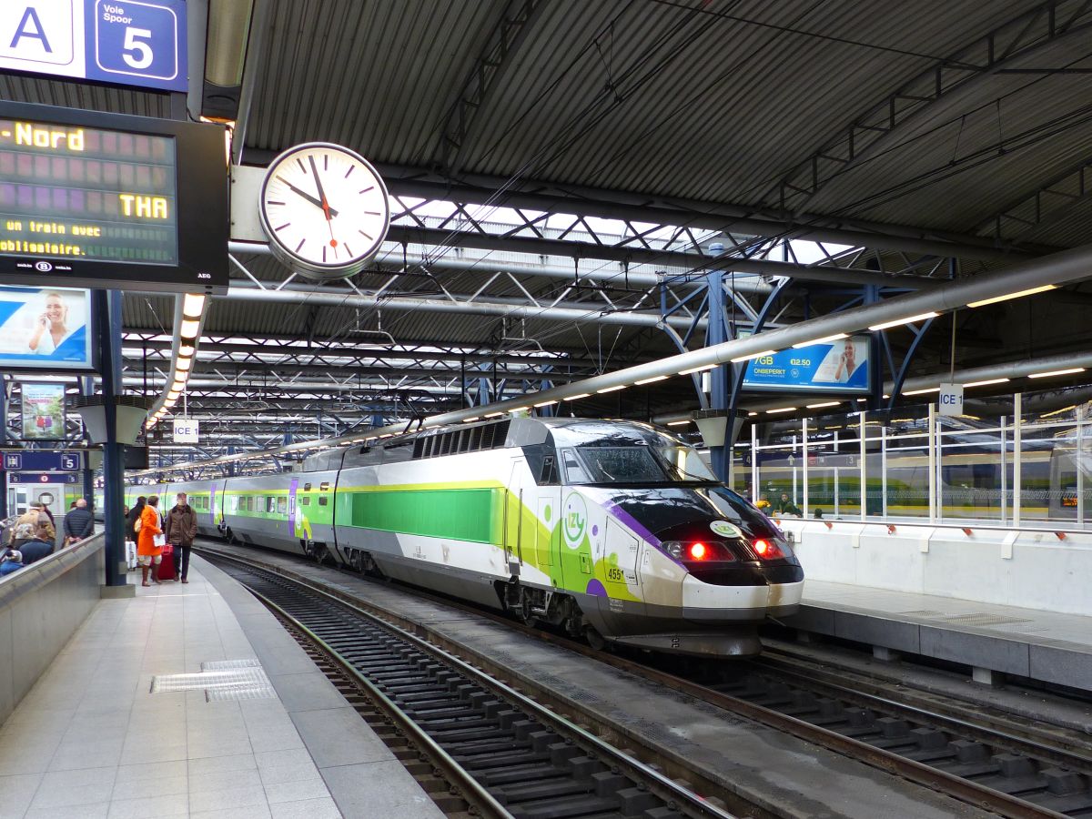 SNCF Thalys Triebzug TGV Rseau SNCF 4551 (IZY). Gleis 4 Brussel-Zuid, Belgien 22-03-2018.

SNCF Thalys treinstel TGV Rseau SNCF 4551 (IZY). Spoor 4 Brussel-Zuid, Belgi 22-03-2018.