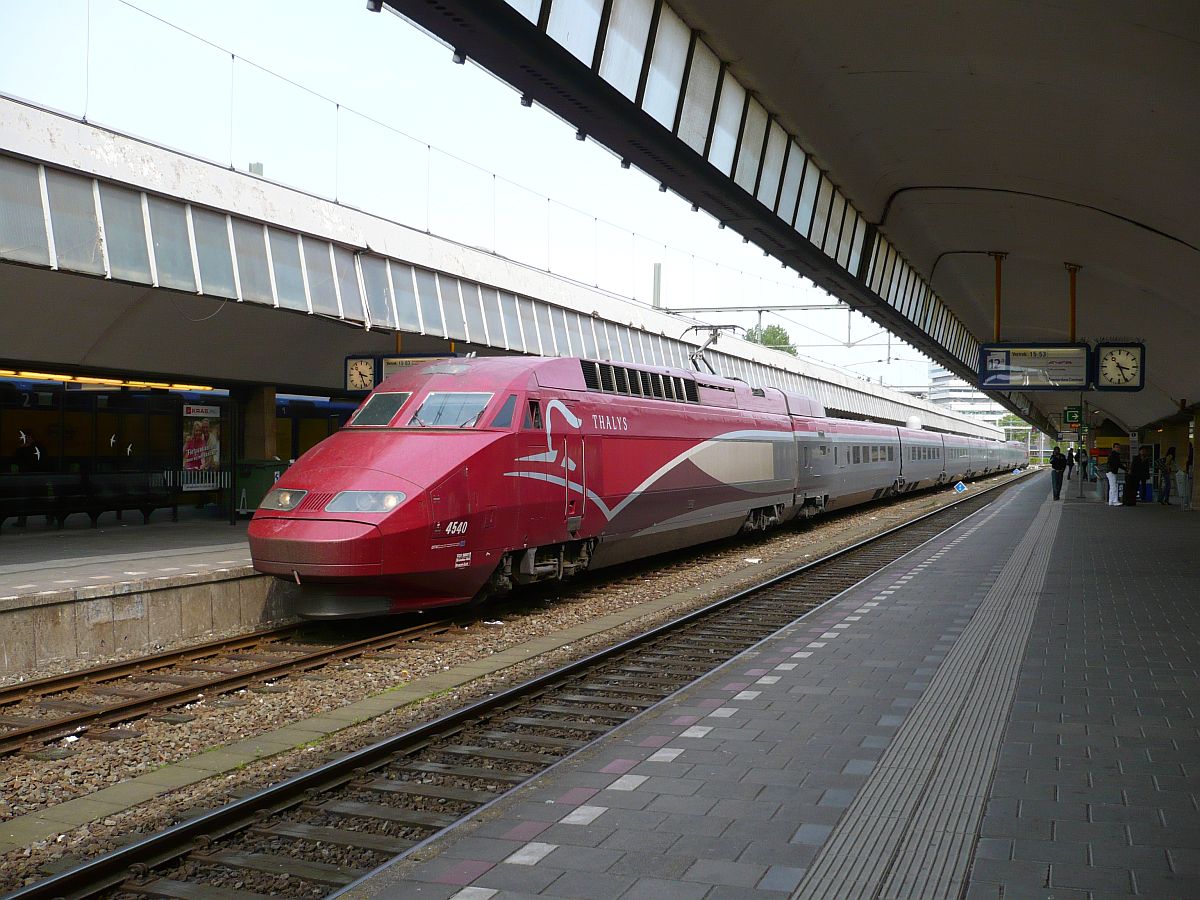 SNCF Thalys TW 4540 aus Paris fotografiert auf Gleis 13 in Rotterdam Centraal Station am 27-04-2011.

SNCF Thalys treinstel 4540 uit Parijs aangekomen op spoor 13 in Rotterdam Centraal Station 27-04-2011.