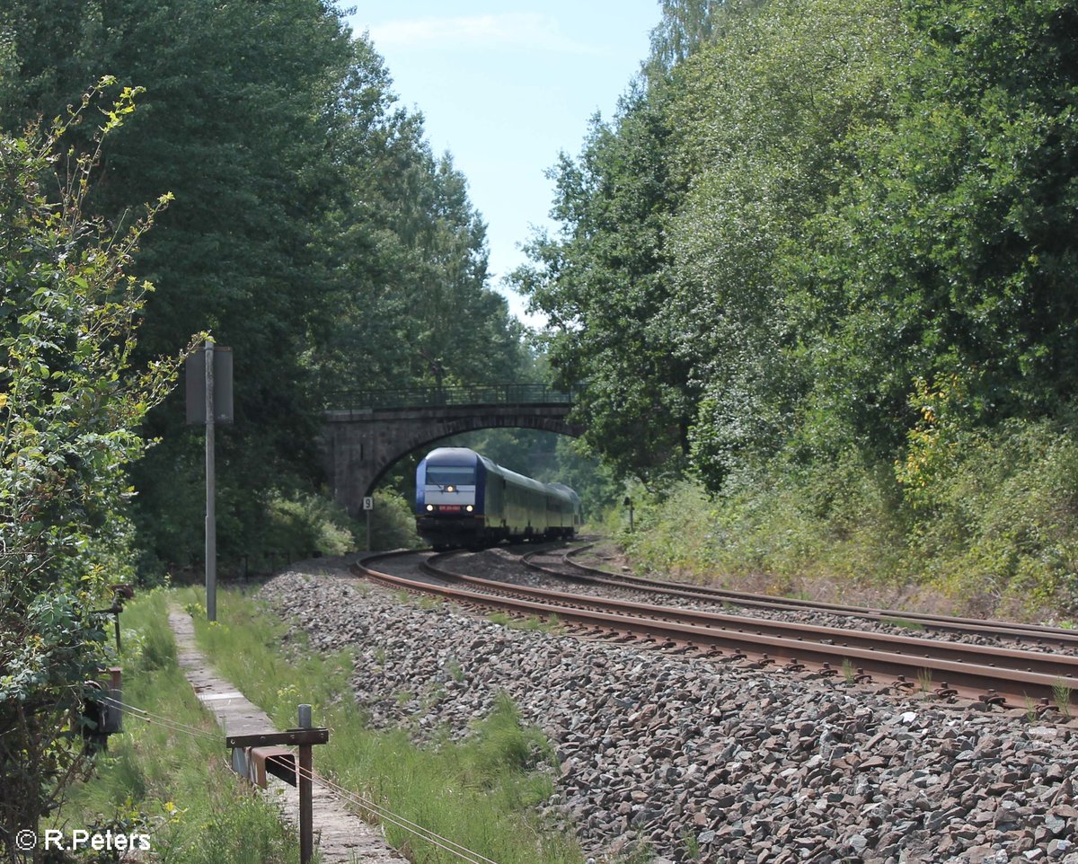 So lange sie noch Stehen sollte man die schnen Natursteinbogenbrcken mit nehmen :P ER20 001 mit dem ALEX nach Hof bei der Einfahrt in Reuth bei Erbendorf. 12.08.18