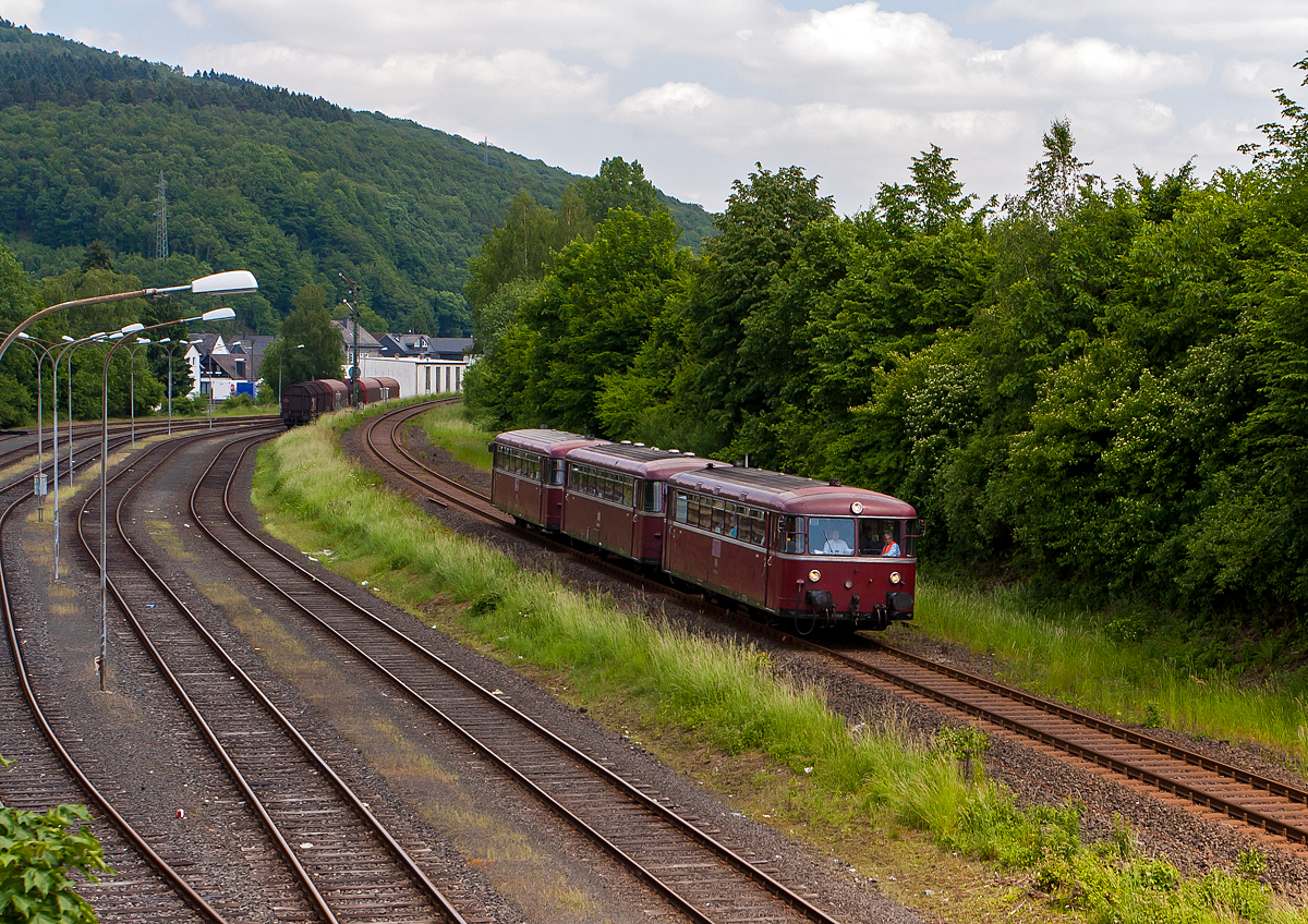 So sah der Schienenpersonenverkehr noch bis 1999 im Hellertal aus....
Als die Betzdorfer „Roten Brummer“ die Uerdinger Schienenbusse (VT 98) der Deutsche Bahn (früher Deutschen Bundesbahn) auf der Hellertalbahn (KBS 462) zwischen Betzdorf (Sieg) über Herdorf und Haiger nach Dillenburg, in Doppel- bis Vierfachtraktion, fuhren. 

So erreicht hier Stilecht die Schienenbusgarnitur des FSB - Förderverein Schienenbus e.V. (Menden), bestehend aus Schienenbus 796 690-6, Beiwagen 996 309-1 und Schienenbus 796 802-7, bald den Bahnhof Herdorf.

Lebensläufe der Fahrzeuge:
Der Schienenbus 796 690-6 wurde 1960 von der Waggonfabrik Uerdingen unter der Fabriknummer 66577 gebaut und als VT 98 9690 an die Deutschen Bundesbahn geliefert. Ab 1968 als DB 798 690-4 bezeichnet und nach Umbau auf Einmannbetrieb ab 1989 als DB 796 690-6 bezeichnet. Ende November 1995 erfolgte die Ausmusterung im BW Siegen und er wurde an die FSB in Menden verkauft. Seit 2017 ist er nun bei der VEB - Vulkan-Eifel-Bahn Betriebsgesellschaft mbH als 796 690-6 (95 80 0796 690-5 D-VEB).

Der Beiwagen 996 309-1 wurde 1962 von Rathgeber in München unter der Fabriknummer 20302/24 gebaut und als VB 98 2309 an die Deutschen Bundesbahn geliefert. Ab 1968 als DB 998 309-9 bezeichnet und nach Umbau auf Einmannbetrieb ab 1989 als DB 996 309-1 bezeichnet. Nach Ausmusterung ging er 1995 Hochwaldbahn e. V. (HWB), später ging er an die FSB in Menden und seit 2017 ist er nun bei der VEB - Vulkan-Eifel-Bahn Betriebsgesellschaft mbH als 996 309-1 (95 80 0996 309-0 D-VEB).

Der Schienenbus 796 802-7 wurde 1961 von MAN in Nürnberg unter der Fabriknummer 146684 gebaut und als VT 98 9802 an die Deutschen Bundesbahn geliefert. Ab 1968 als DB 798 802-5 bezeichnet und nach Umbau auf Einmannbetrieb ab 1988 als DB 796 802-7 bezeichnet. Ende November 1995 erfolgte die Ausmusterung im BW Gießen und er wurde an die FSB in Menden verkauft. Seit 2017 ist er nun bei der VEB - Vulkan-Eifel-Bahn Betriebsgesellschaft mbH als 796 802-7 (95 80 0796 802-6 D-VEB).

Für den Einmannbetrieb wurden 47 Triebwagen (VT), 23 Beiwagen (VB) und 45 Steuerwagen (VS) 1988 umgebaut. Die Fahrzeuge erhielten pneumatische Türschließeinrichtungen und Zahltische für den Triebfahrzeugführer. Diese Fahrzeuge erhielten danach die Baureihen Bezeichnungen 796 für die VT bzw. 996 für die VB und VS.