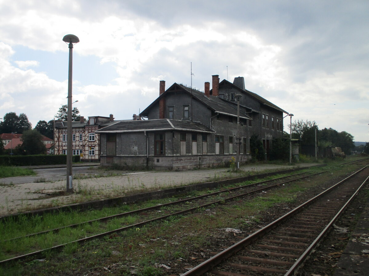 So sieht das Bahnhofsgebäude von Schleusingen aus.Aufgenommen am 31.August 2021.