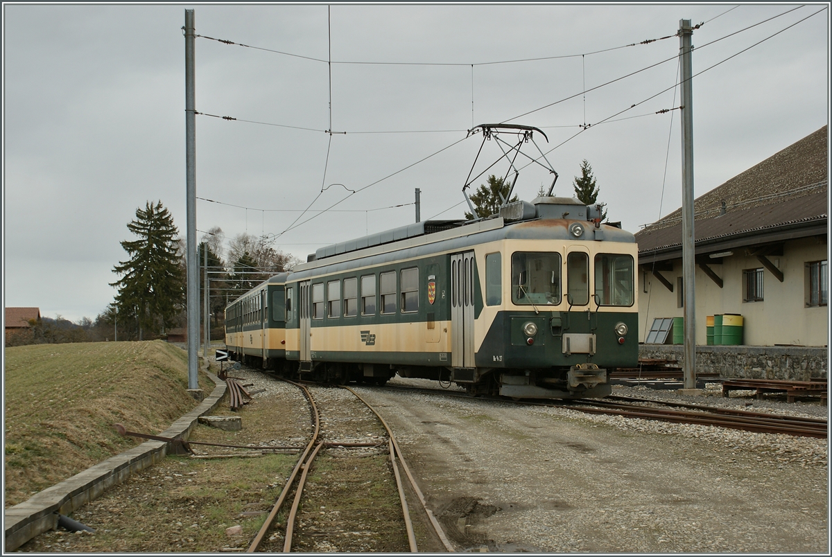 So stdtisch die Ausgangsstation, so lndlich die Endstation der LEB: Der aus Lausanne in Bercher eingetroffene  Mittagsschnellzug  manvriert auf ein Nebengleis um das einzige Bahnsteiggleis fr den bald kommenden Regionalzug frei zu geben.
3. Mrz 2010