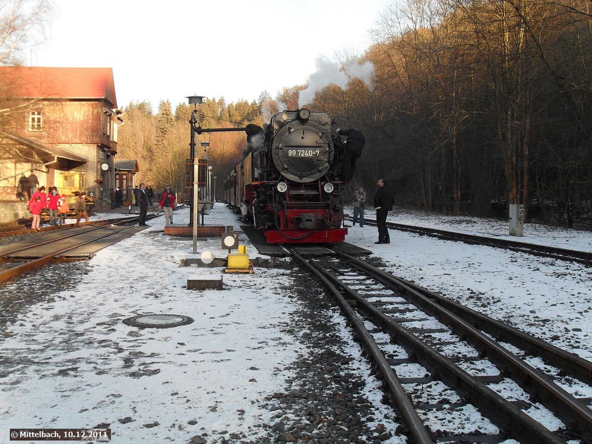 So was sehe ich doch gerne, eine Neubaulok im Selketal. Dies geschah am 10.12.2011. Hier nimmt sie gerade vor der anstehenden Weiterfahrt nach Hasselfelde in Alexisbad Wasser.