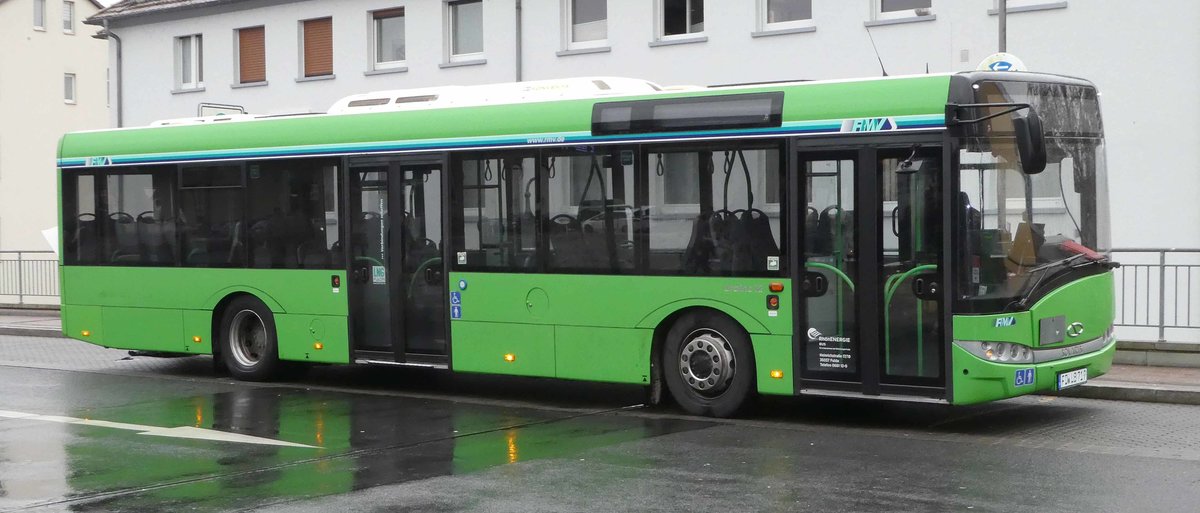 Solaris von Rh�nEnergie steht am Busbahnhof in Fulda, 12-2018