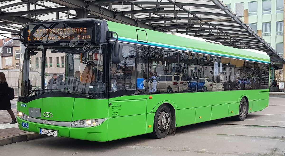 Solaris Urbino von RHOENENERGIE steht abfahrbereit am Busbahnhof in Fulda