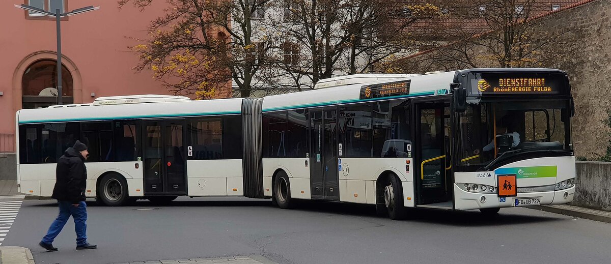 Solaris Urbino von RHOENENERGIE steht abfahrbereit am Busbahnhof in Fulda