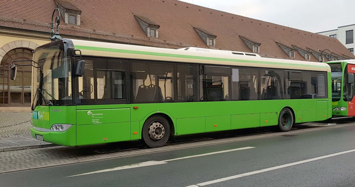 Solaris Urbino von RhönEnergie steht im Januar 2020 am Fuldaer Stadtschloß