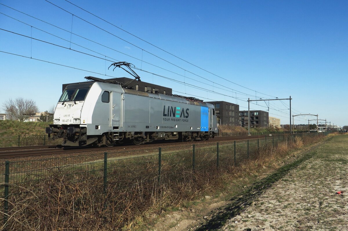 Soloauftritt von Lineas 186 457 durch Tilburg-Reeshof am 18 M�rz 2022.