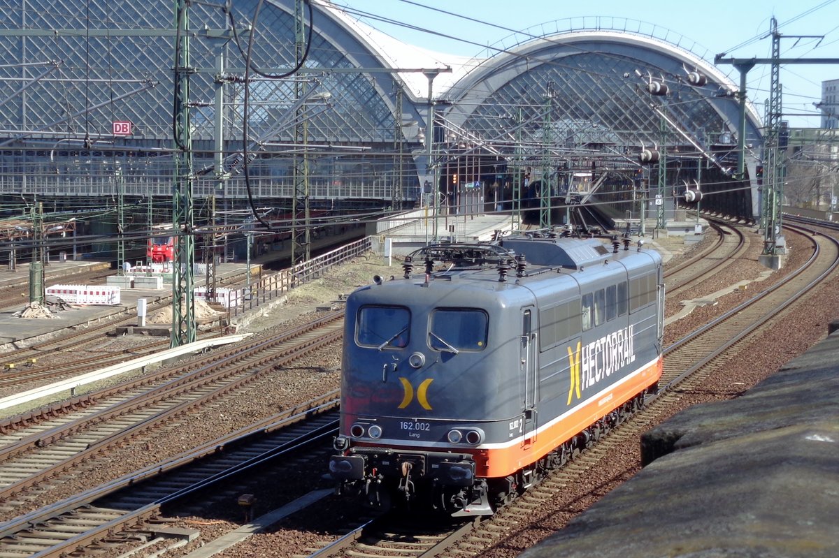 Solofahrt f�r Hector Rail 162 002 durch Dresden Hbf am 7 April 2018.