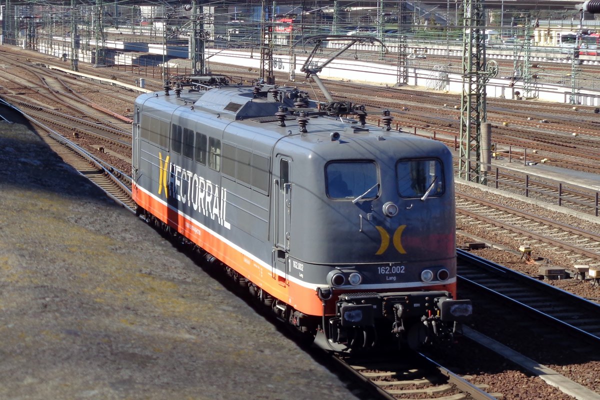 Solofahrt f�r Hector Rail 162 002 durch Dresden Hbf am 7 April 2018.