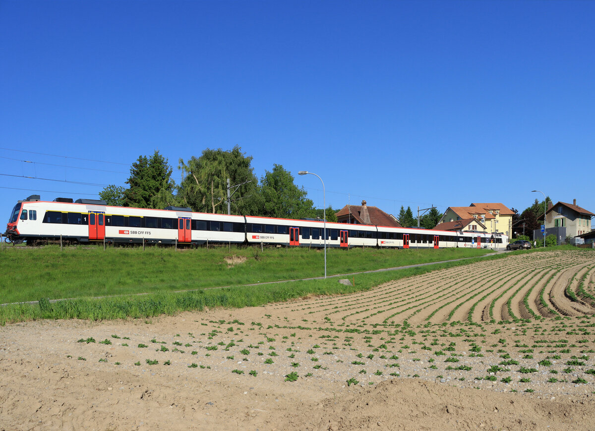 Sommer in Léchelles, mit NPZ Domino-Zug ABt 39-43 842 - Domino-Wagen B 29-43 106 - B 20-43 025 und Triebwagen 560 246. 1.Juni 2021 