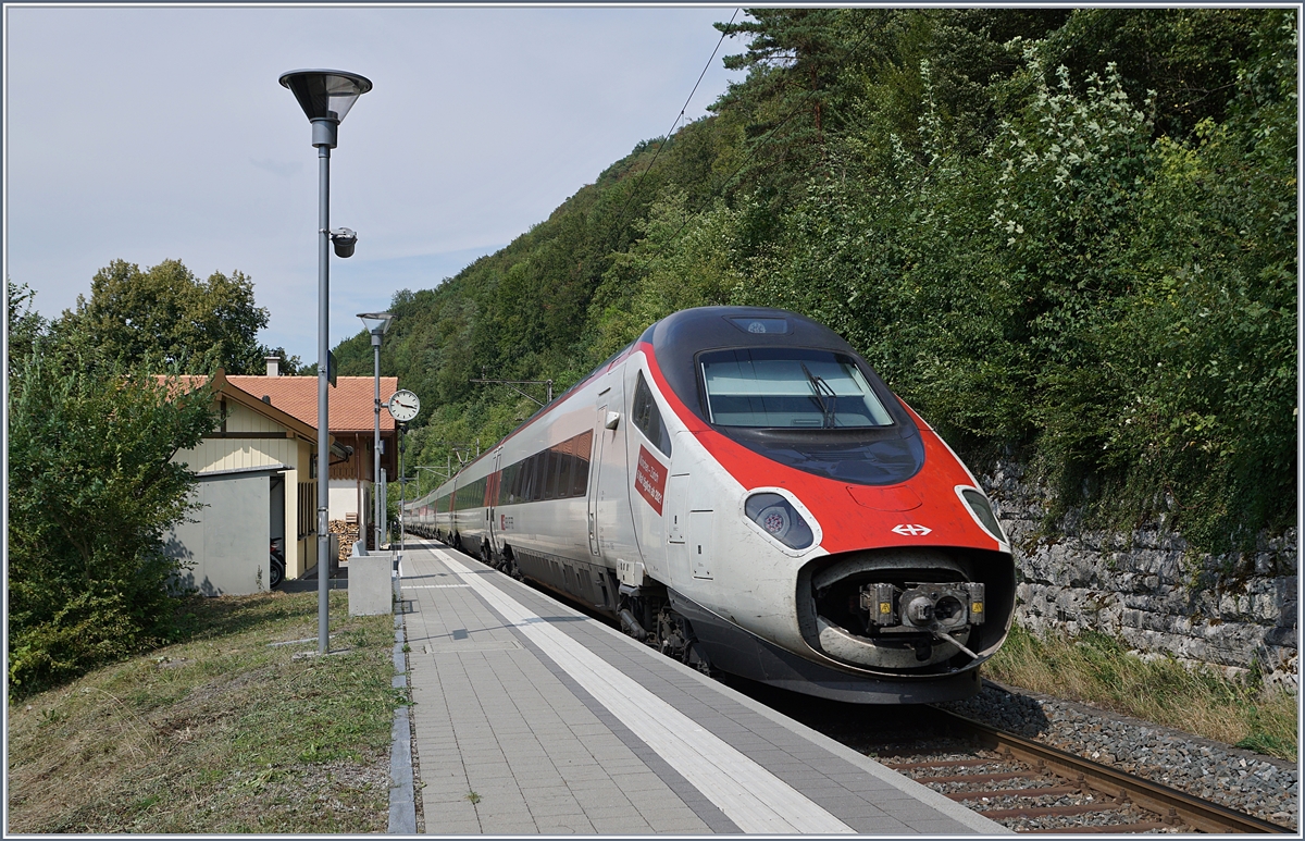 Sommerfahrplan 2018: Zwei SBB RABe 503 als EC 52 von Milano nach Basel bzw. Frankfurt bei der Durchfahrt in Rümlingen.
 7. August 2018 