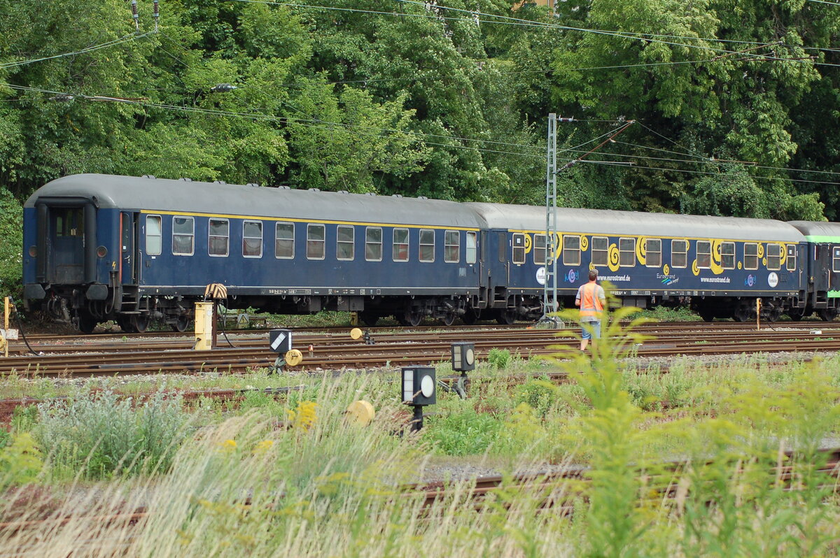 Sonderzug Eurostrand mit Wagen 58 80 10-411 111-1 in Ulm am 04.08.2008.