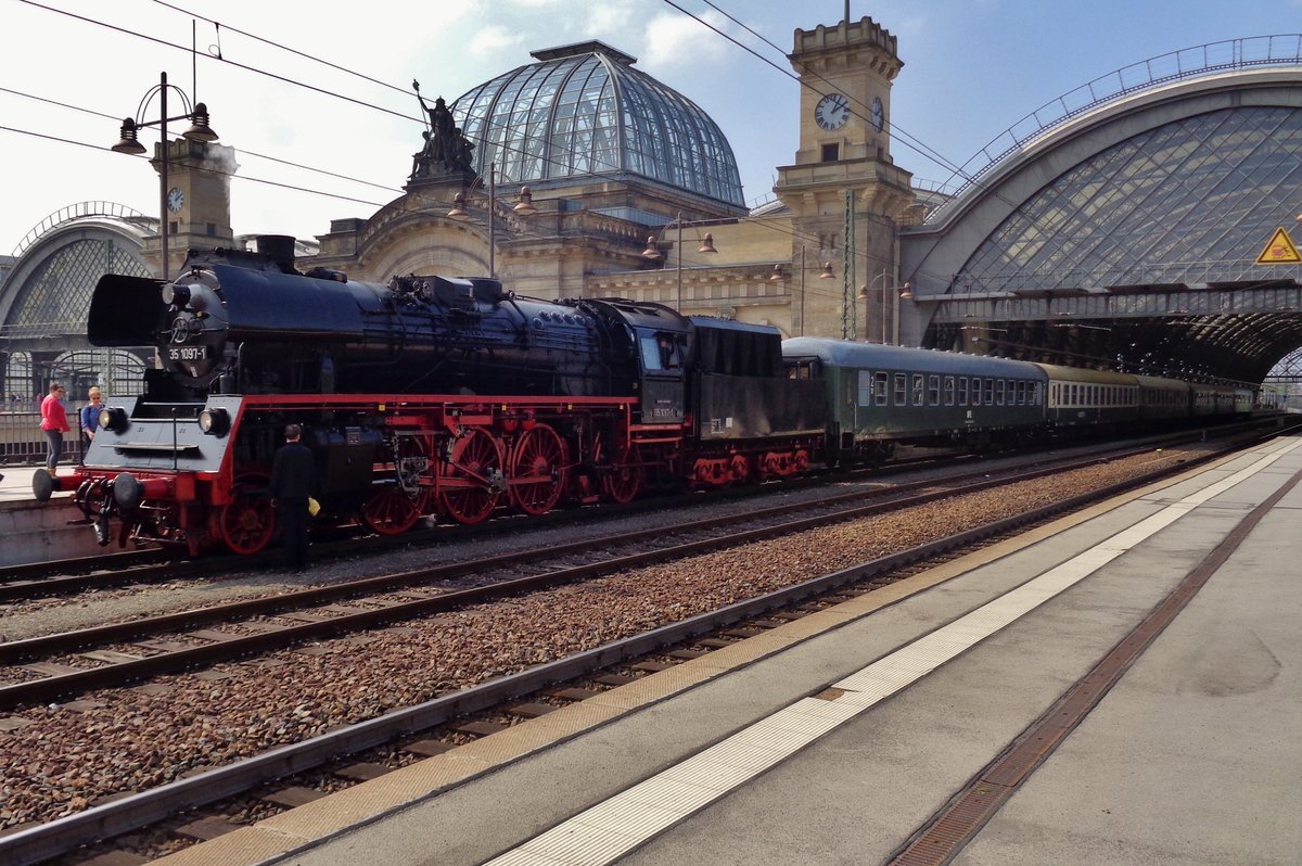 Sonderzug mit 35 1097 steht am 9 April 2017 in Dresden Hbf abfahrtbereit f�r eine Parallelfahrt.