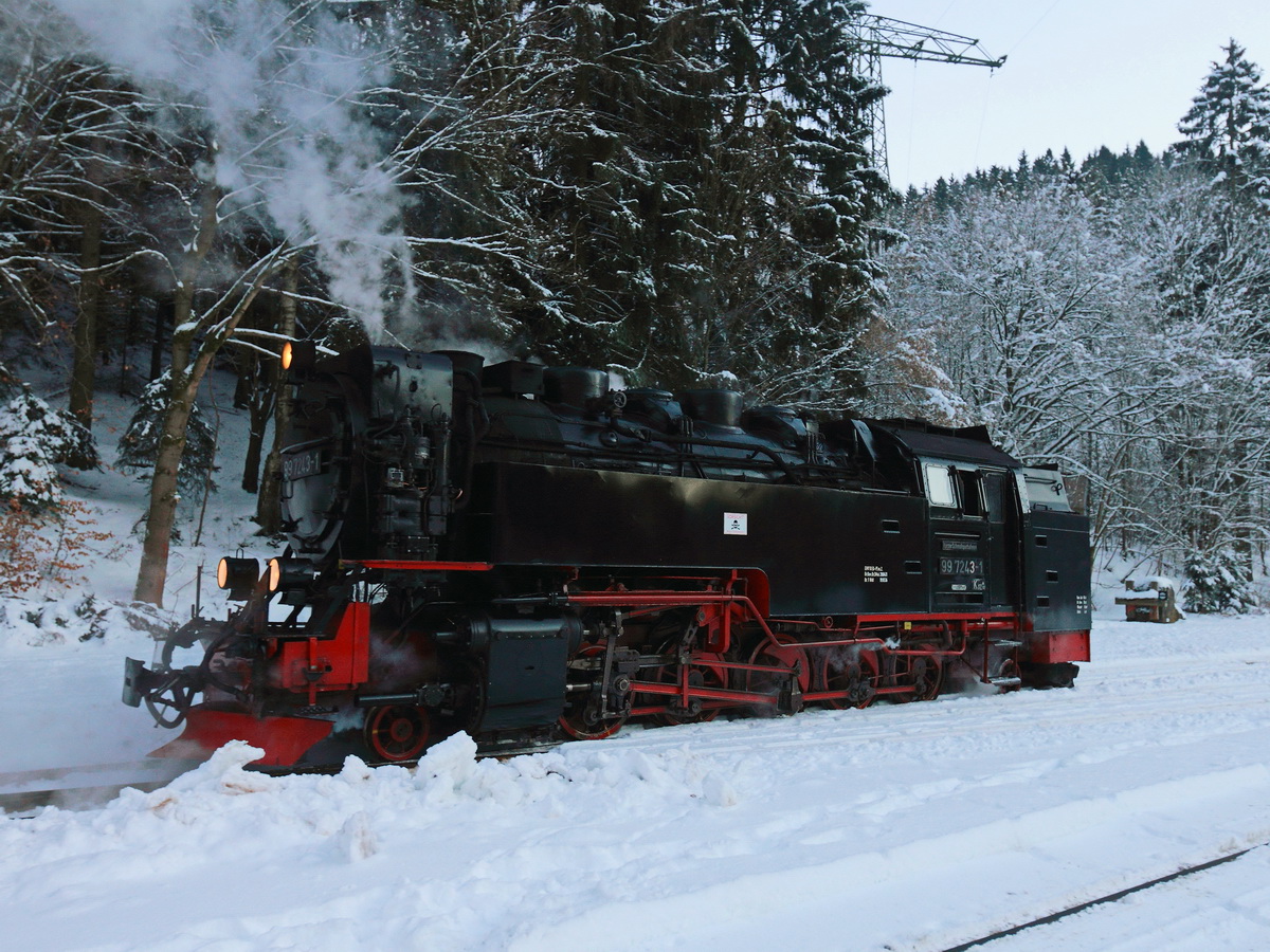 Sonnratg der 22. Januar 2017, Rangierfahrt 99 7243-1 im Bahnhof Eisfelder Talmühle.