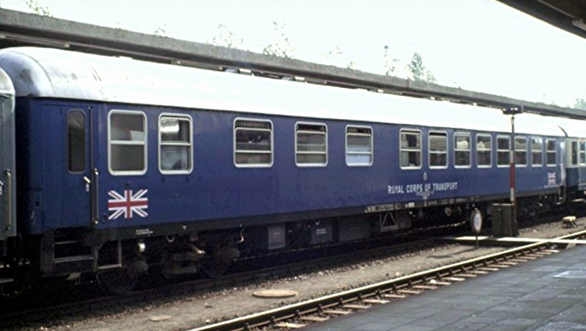 Speisewagen der Britischen Rheinarmee Royal Corps of Transport 51 80 08-80 012-1 WRüm in Braunschweig am 04.09.1982.