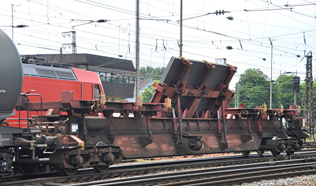 Spezialwaggon 31 RIV 80 D-DB 4726 014-2 mit Stahlplatten in �bergr��e in Ulm am 31.05.2011.