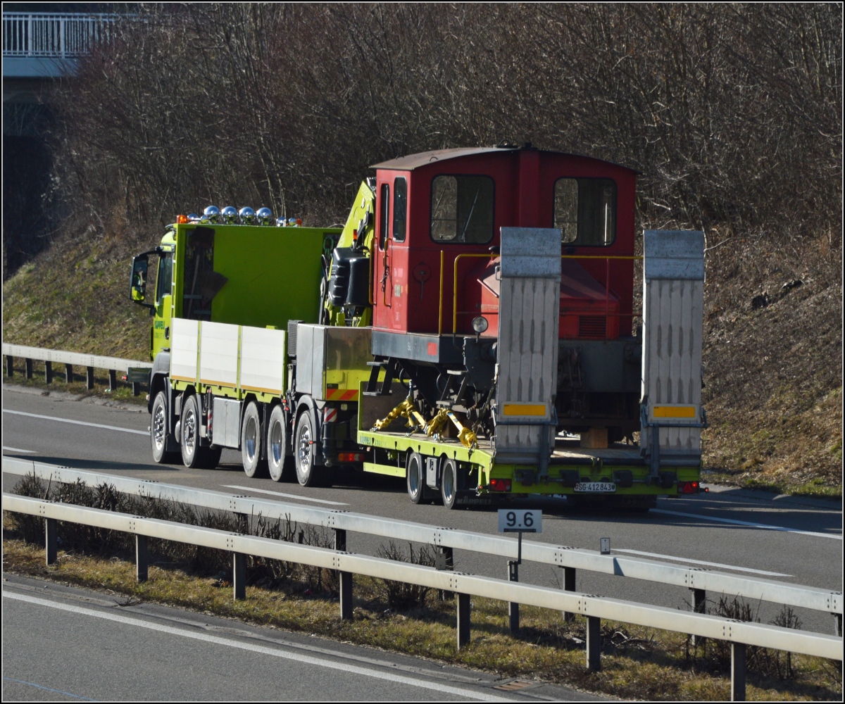 Spitzmaus auf Reisen. 

Schienentraktor Tm I Nr. 477 auf verlässt sein vorübergehendes Zuhause in Frauenfeld, um in Sargans ein neues Einsatzfeld zu finden. Um den Erhalt kümmert sich IG Schiene Schweiz. Februar 2014.