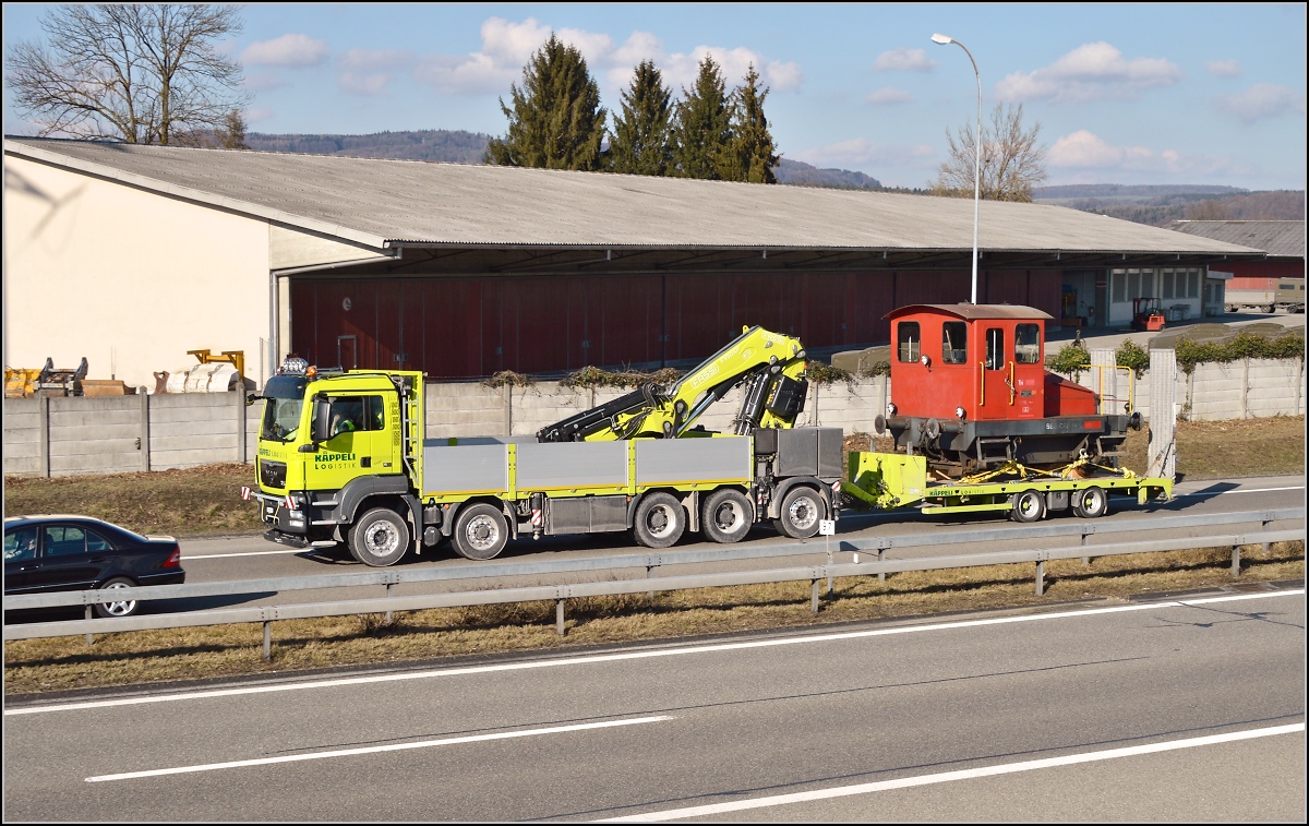 Spitzmaus auf Reisen. 

Schienentraktor Tm I Nr. 477 auf verlässt sein vorübergehendes Zuhause in Frauenfeld, um in Sargans ein neues Einsatzfeld zu finden. Um den Erhalt kümmert sich IG Schiene Schweiz. Februar 2014.