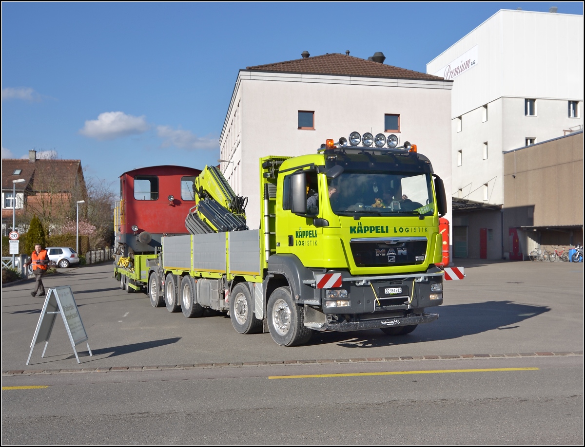 Spitzmaus auf Reisen. 

Schienentraktor Tm I Nr. 477 auf verlässt sein vorübergehendes Zuhause in Frauenfeld, um in Sargans ein neues Einsatzfeld zu finden. Um den Erhalt kümmert sich IG Schiene Schweiz. Februar 2014.