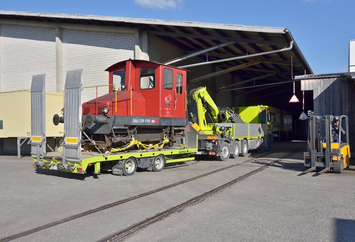 Spitzmaus auf Reisen. 

Schienentraktor Tm I Nr. 477 auf verlässt sein vorübergehendes Zuhause in Frauenfeld, um in Sargans ein neues Einsatzfeld zu finden. Um den Erhalt kümmert sich IG Schiene Schweiz. Februar 2014.