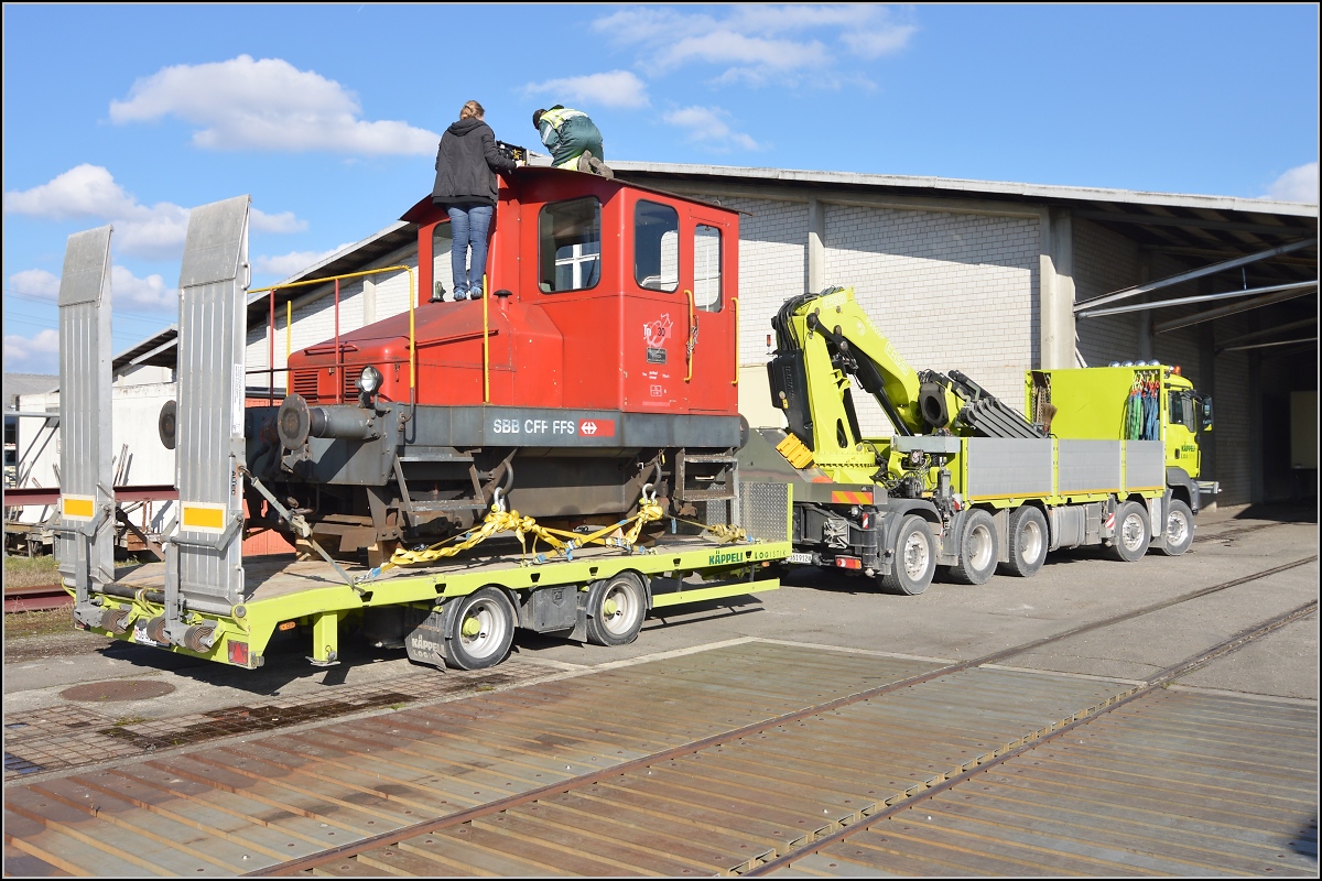 Spitzmaus auf Reisen. 

Schienentraktor Tm I Nr. 477 auf verlässt sein vorübergehendes Zuhause in Frauenfeld, um in Sargans ein neues Einsatzfeld zu finden. Um den Erhalt kümmert sich IG Schiene Schweiz. Februar 2014.