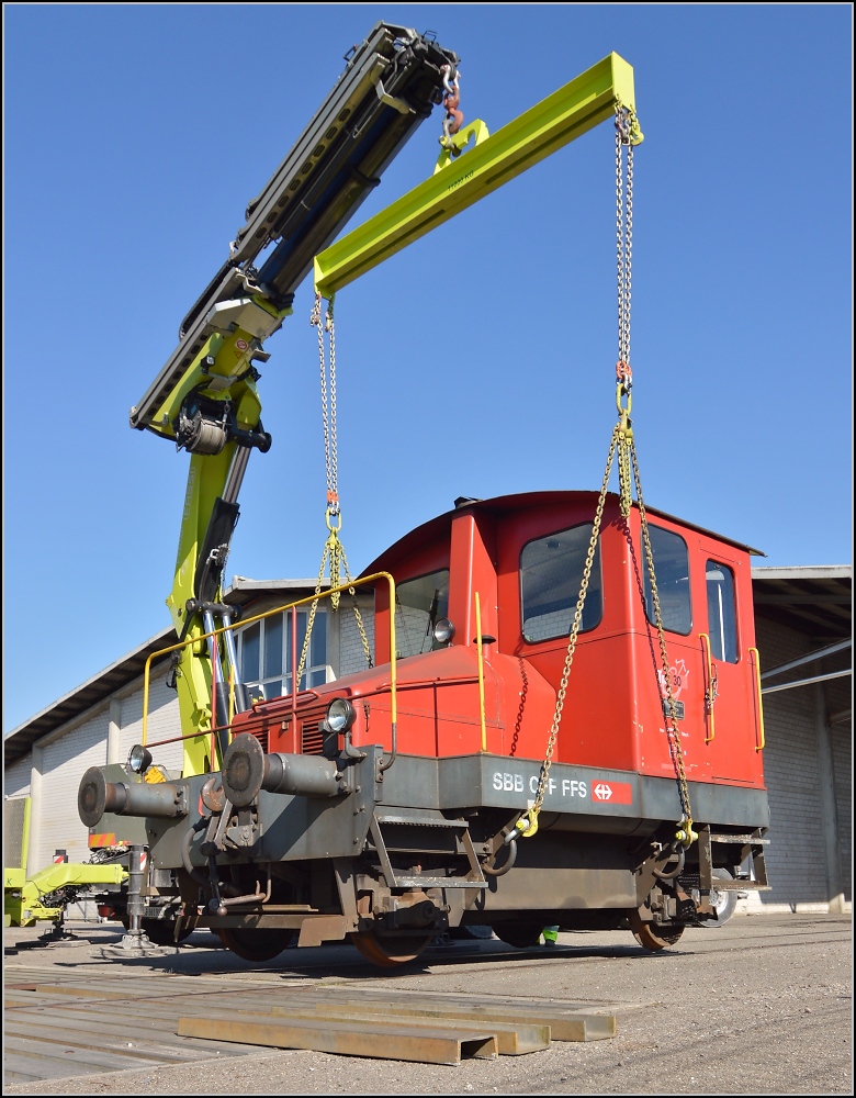 Spitzmaus auf Reisen. 

Schienentraktor Tm I Nr. 477 auf verlässt sein vorübergehendes Zuhause in Frauenfeld, um in Sargans ein neues Einsatzfeld zu finden. Um den Erhalt kümmert sich IG Schiene Schweiz. Februar 2014.