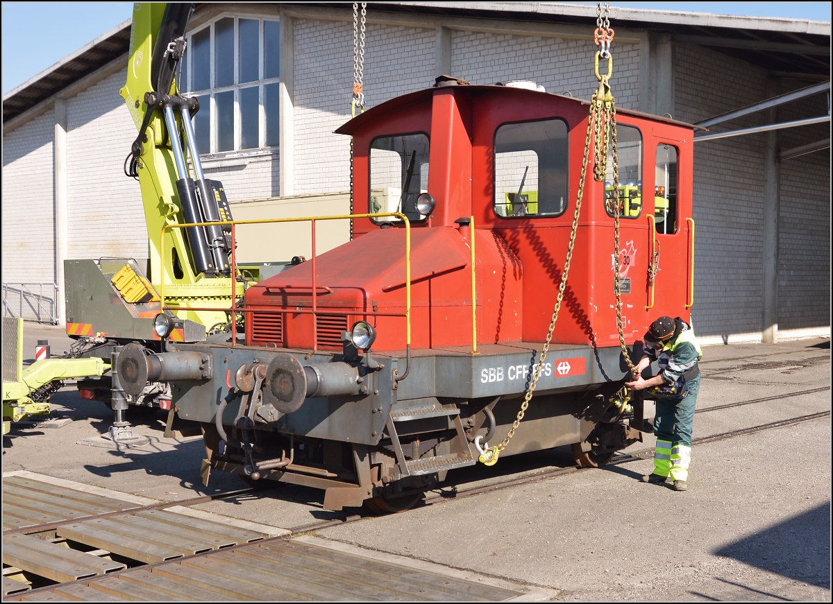 Spitzmaus auf Reisen. 

Schienentraktor Tm I Nr. 477 auf verlässt sein vorübergehendes Zuhause in Frauenfeld, um in Sargans ein neues Einsatzfeld zu finden. Um den Erhalt kümmert sich IG Schiene Schweiz. Februar 2014.