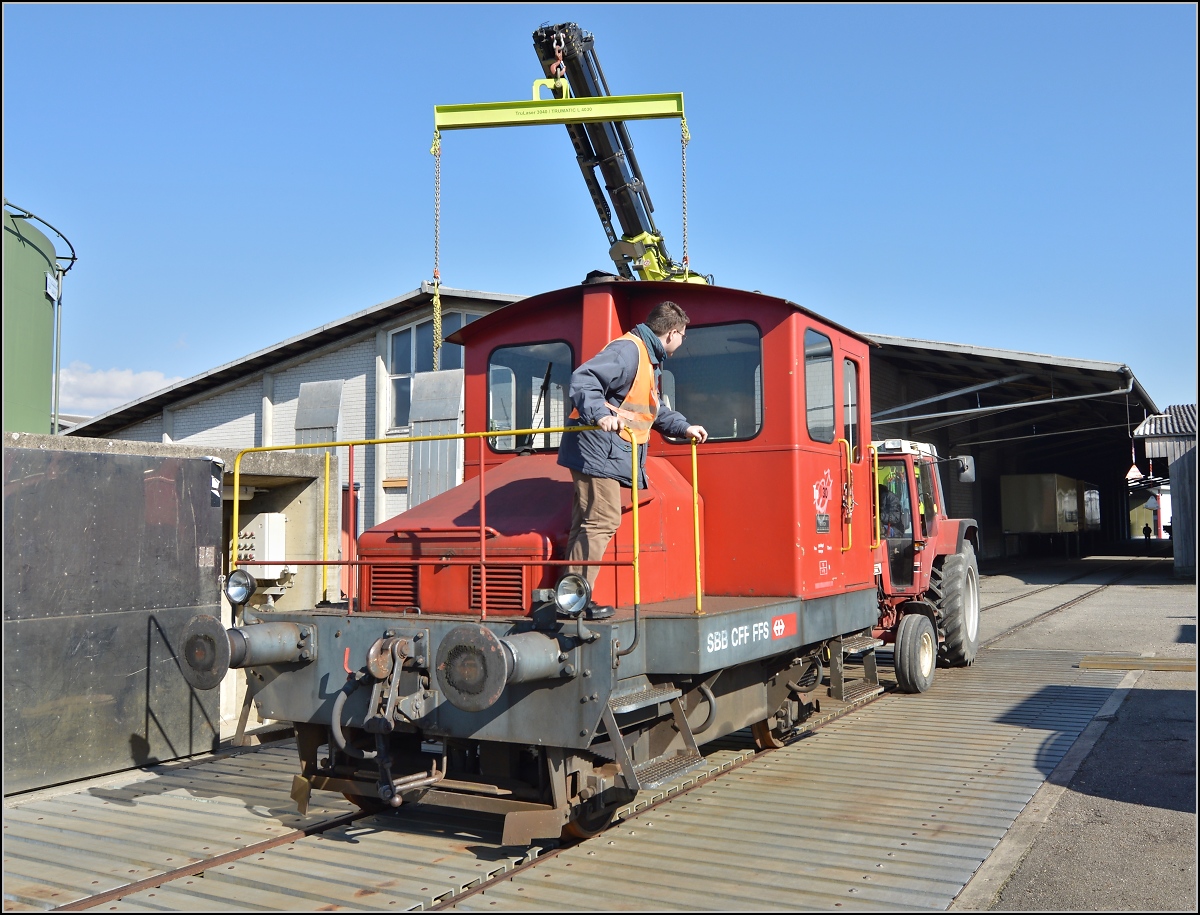 Spitzmaus auf Reisen. 

Schienentraktor Tm I Nr. 477 auf verlässt sein vorübergehendes Zuhause in Frauenfeld, um in Sargans ein neues Einsatzfeld zu finden. Um den Erhalt kümmert sich IG Schiene Schweiz. Februar 2014.