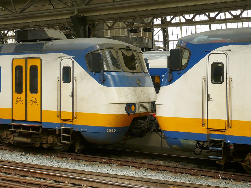 Sprinter 2971 en 2960 spoor 10 Amsterdam Centraal Station 23-10-2013.