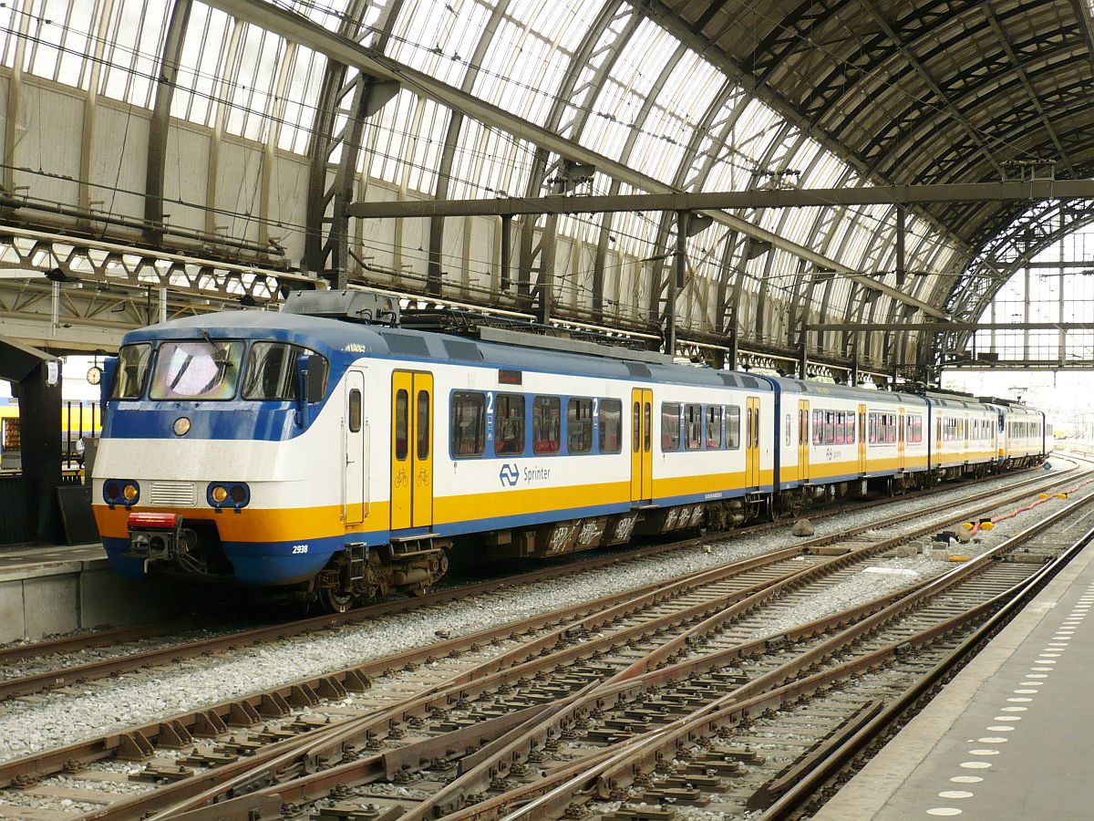 Sprinter TW 2938 und 29XX Gleis 11 Amsterdam Centraal Station 18-06-2014.

Sprinter treinstel 2938 en 29XX spoor 11 Amsterdam Centraal Station 18-06-2014.