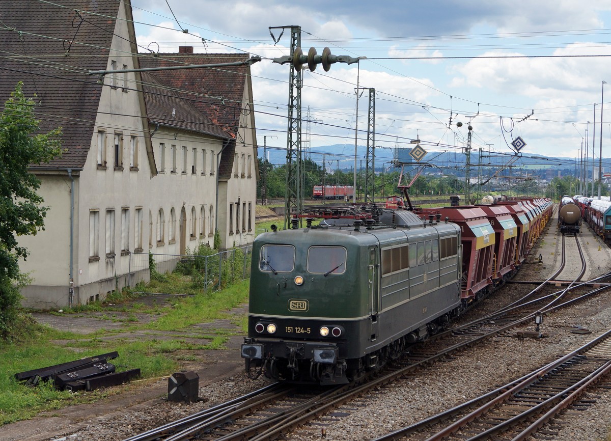 SRI: Die 151 124-5 ehemals DB beim Verlassen des Rangierbahnhofs Weil am Rhein am 23. Juni 2015 mit WEIACHER-Kieswagen. 
Foto: Walter Ruetsch