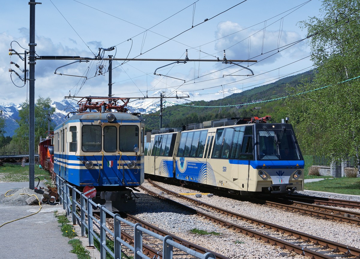 SSIF/FART: Begegnung zwischen ALT und NEU, Xe 4/4 16 (1923/1975) und SSIF Panoramic-Zug als D 53 P bei der Durchfahrt S. Maria Maggiore am 2. Mai 2015.
Foto: Walter Ruetsch