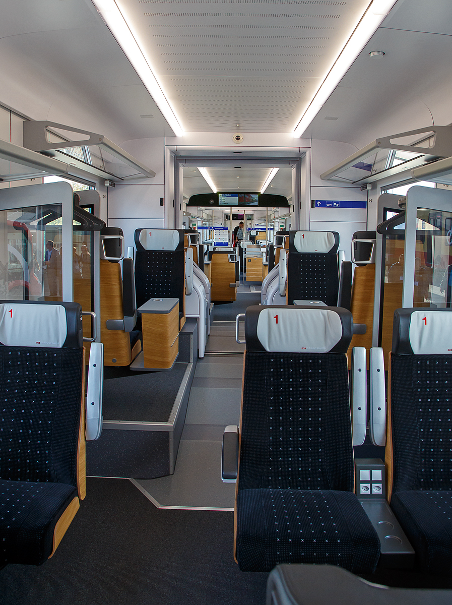 Stadler präsentierte auf der InnoTrans 2018 (hier 18.09.2018) in Berlin den neuen für die SOB (Südostbahn) bestimmten 8-teiligen elektrischen Stadler FLIRT 3 – Traverso (94 85 7 526 101-1 CH-SOB / 201-9).

Hier der Innenraum.
