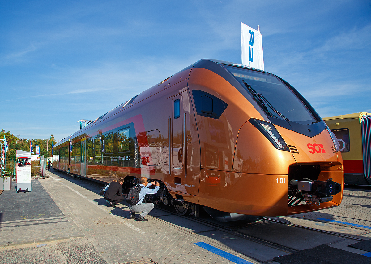 Stadler prsentierte auf der InnoTrans 2018 (hier 18.09.2018) in Berlin den neuen fr die SOB (Sdostbahn) bestimmten 8-teiligen elektrischen Stadler FLIRT 3 – Traverso (94 85 7 526 101-1 CH-SOB / 201-9).

Die Traverso FLIRT 3 Triebzge sind fr den Voralpen-Express und fr den Treno Gottardo (Fernverkehr auf der Gotthard-Bergstrecke) vorgesehen, ab Dezember 2021 folg dann noch die Aare Linth (Bern–Zrich–Chur).

Die Schweizerische Sdostbahn (SOB) hat bei Stadler 34 dieser neuen 8-teilige bzw. 4-teilige Triebzge bestellt. Fr den Intercityverkehr wurde der Traverso mit dem Intercity Frontdesign versehen. Die neuen Traverso weisen FLIRT-typische positive Merkmale auf: Stufenlose Eingnge, eine grozgige, bersichtliche Innenraumgestaltung, groe Mehrzweckflchen in den Eingangsbereichen und Wagenkasten in Aluminium-Leichtbauweise, was zu deutlich tieferem Energieverbrauch und somit auch wesentlich tieferen Energiekosten fhrt. Besonderes Augenmerk wurde auf die innovative Fahrwerkstechnik gelegt, die fr verschleiarmen Betrieb auf dem kurvenreichen Streckennetz der SOB sorgt. Die Formgebung der Deckenelemente fhren im Zusammenspiel mit dem Beleuchtungskonzept zu einer auergewhnlich hochwertigen Erscheinung des Interieurs.

Die Bedrfnisse der unterschiedlichen Benutzergruppen Pendler, Touristen und Wochenendausflgler, wurden bei der Entwicklung bercksichtigt: Pendler finden Raum, wo sie in Ruhe arbeiten knnen. Touristen und Wochenendausflgler genieen die fantastische Aussicht aus den Panoramafenstern, knnen Skier und Fahrrder deponieren und sich in den zwei Cateringzonen verpflegen. Fr Familien steht ein eigener Familienbereich zur Verfgung.

Die Traverso FLIRT 3 besitzen automatische Kupplungen  und verfgen ber eine Vielfachsteuerung mit 3 Zgen. Sie haben luftgefederte Trieb- und Laufdrehgestelle. Die Triebzge haben einen passagierfreundlichen Innenraum mit individueller Gestaltungsmglichkeit und voll Durchgngigkeit des Passagierraums. Sie besitzen 8 Einstiegstren bei den 8-teiligen Fahrzeugen bzw. 4 Einstiegtren beim 4-teiligen Zug pro Seite fr schnellen Fahrgastwechsel.

TECHNISCHE DATEN der 8-Teiler, (in Klammern der 4-Teiler):
Spurweite:  1.435 mm (Normalspur)
Achsanordnung: Bo'2'2'2Bo' + Bo'2'2'2 Bo'   /   (Bo'2'2'2 Bo')
Lnge ber Kupplung: 150.200 mm   /   (77.100 mm)
Fahrzeugbreite: 2.820 mm 
Fahrzeughhe: 4.120 mm 
Achsabstand im Drehgestell: 2.700 mm 
Triebraddurchmesser, neu:  870 mm 
Laufraddurchmesser, neu: 760 mm 
Fubodenhhe Niederflur am Einstieg: 600 mm 
Fubodenhhe Hochflur: 1.145 mm 
Einstiegbreite: 1.300 mm
Dauerleistung am Rad: 4.000 kW   /   (2.000 kW)
Max Leistung am Rad: 5.200 kW   /   (2.600 kW)
Anfahrzugskraft bis 47km/h: 400 kN   /   (200 kN)
Anfahrbeschleunigung: 1,1 m/s 
Hchstgeschwindigkeit:160 km/h
Sitzpltze: 359   /   (197)
Klappsitze: 21   /   (10)
Stehpltze bei 4 Pers./m: 485   /   (225)
Speisespannung: 15 kV AC, 16.7 Hz