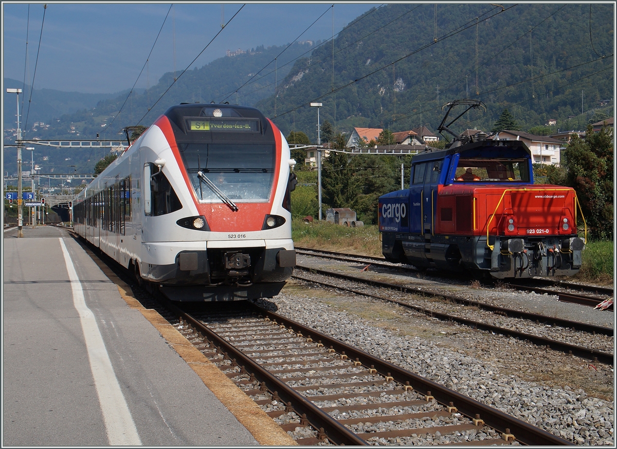 Stadler RABe 523 016 und Eem 923 021-0 im  Bombardiere -Ort Villeneuve. 
2. Nov. 2015