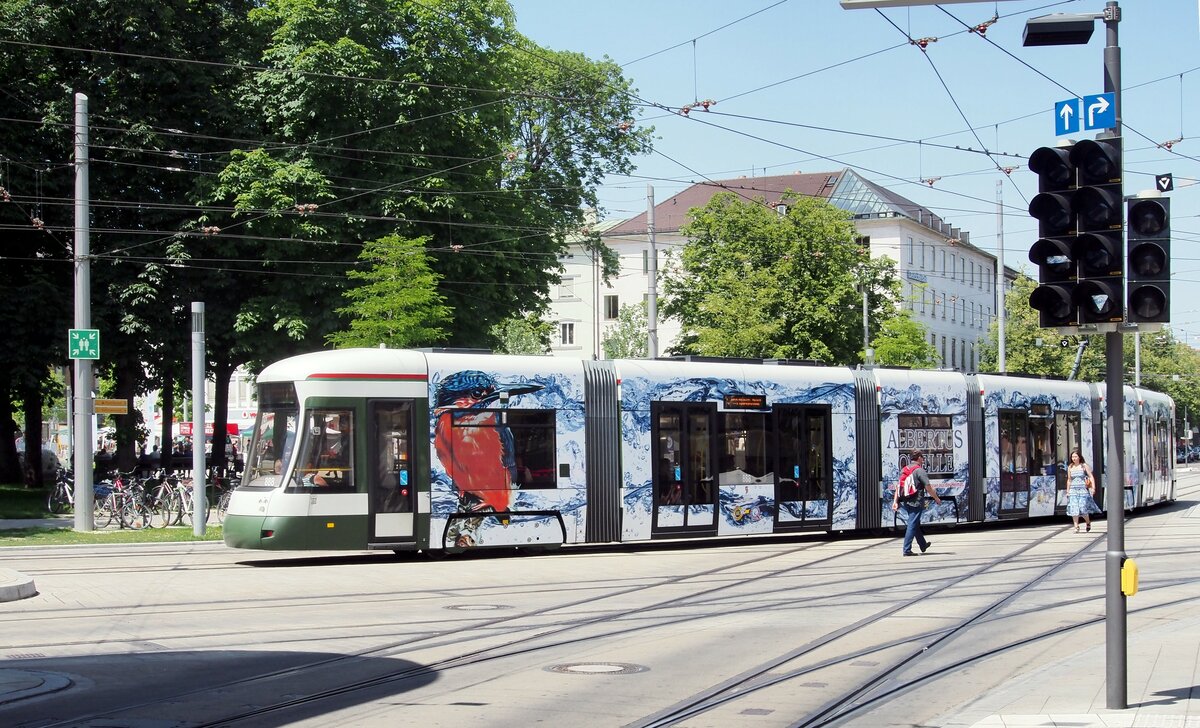 Stadtverkehr Augsburg; City Flex CF 8 Nr.888 von Bombardier Baujahr 2010 am K�nigsplatz Augsburg am 04.07.2015. 