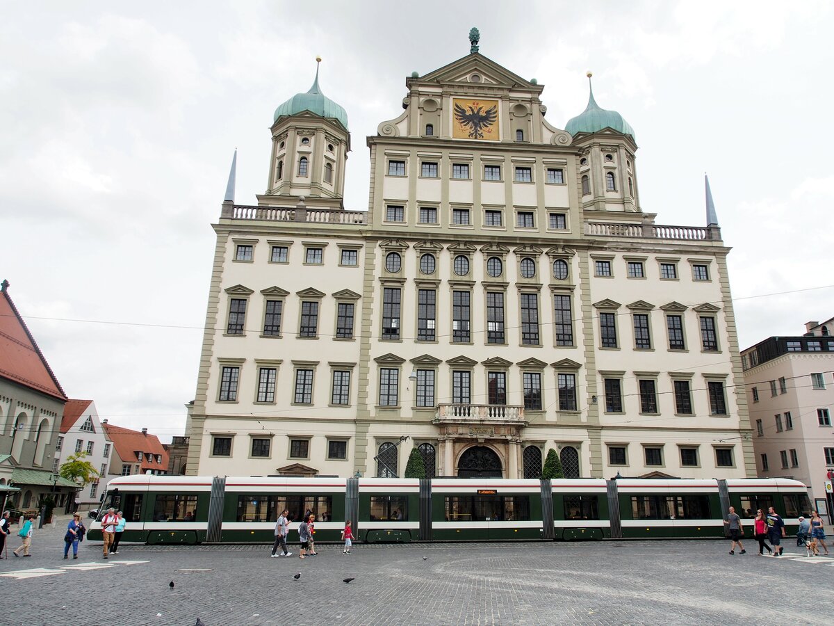 Stadtverkehr Augsburg; City Flex CF8 Nr.891 von Bombardier Baujahr 2010 vor dem Augsburger Rathaus am 31.05.2015.