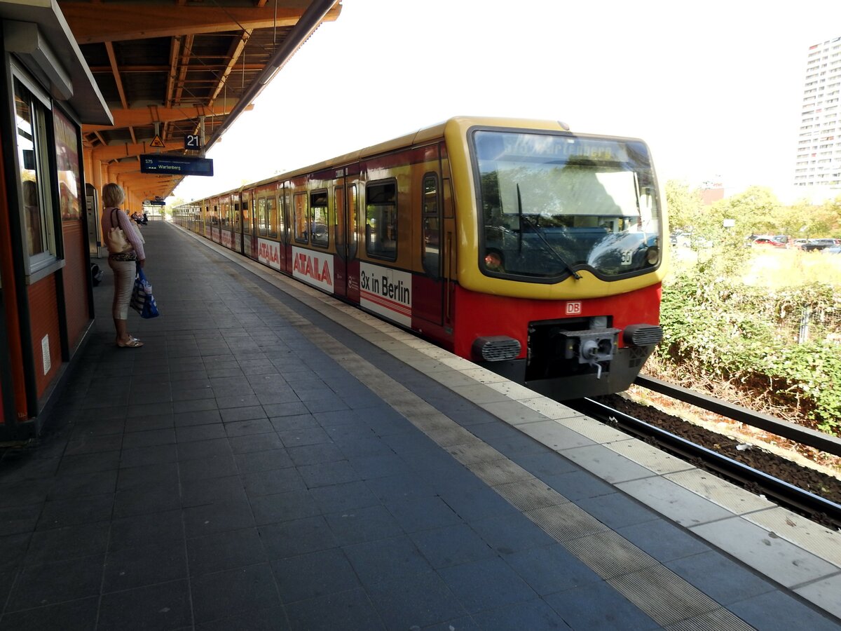 Stadtverkehr S-Bahn Berlin; Baureihe 481  Taucherbrille ; ab 10.De. 1996 Indienststellung, Vmax 100km/h, L�Kupplung 36800 mm; 94 Sitzpl�tze, 200 Stehpl�tze; Speisespannung 750 V DC; Anzahl 500 St�ck; h�lt in Berlin Marzahn am 06.09.2018.