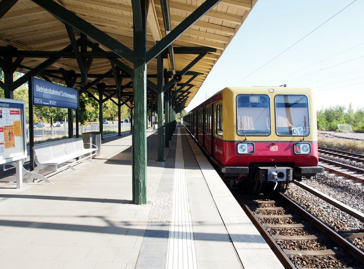 Stadtverkehr S-Bahn Berlin; die BR 270 wurde nach der Wiedervereinigung in BR 485 umbenannt. Die Baureihe wird als Kind des Ostens bezeichnet und hatte den Spitznamen Cola-Dose, wegen des roten Aussehens mit grauem Fensterband, die ab 2002 die heutige Farbgebung erhielt.
Die Fahrzeuge wurden zwischenzeitlich zur Aususterung abgestellt, jedoch wegen Fahrzeugmangels reaktiviert und sollen nun ca. bis Mitte 2023 mit 77 Vierteleinheiten noch im Einsatz sein (Quelle: Wikipedia).
Fahrzeug BR 485 im Bahnhof Betriebshof Sch�neweide Berlin am 09.09.2018.
