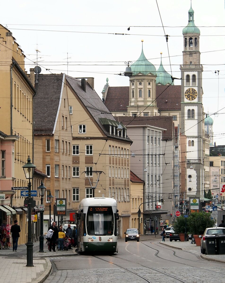 Stadtverkehr/Stra�enbahn CityFlex CF 8 Nr.879 von Bombardier Baujahr 2009 in Augsburg am 27.05.2015. Im Hintergrund sind der Perlachturm und das Rathaus zu sehen.