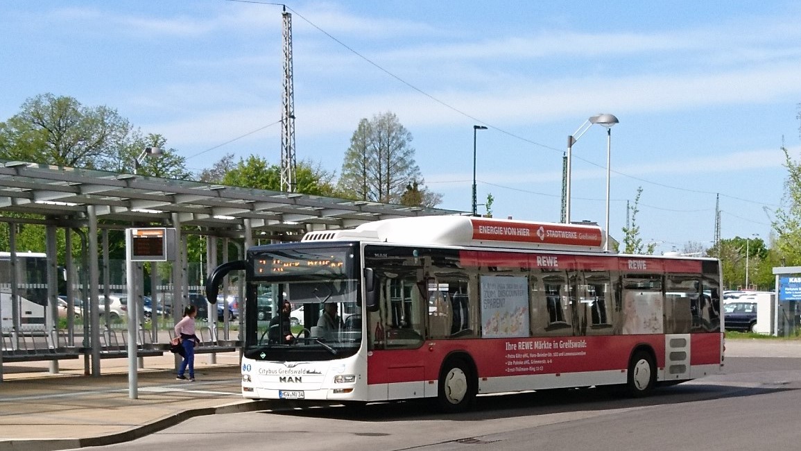  Stadtwerke Greifswald der MAN CNG am Busbahnhof HGW NV 34 mit der Werbung f�r REWE M�rkte Mai 2018  