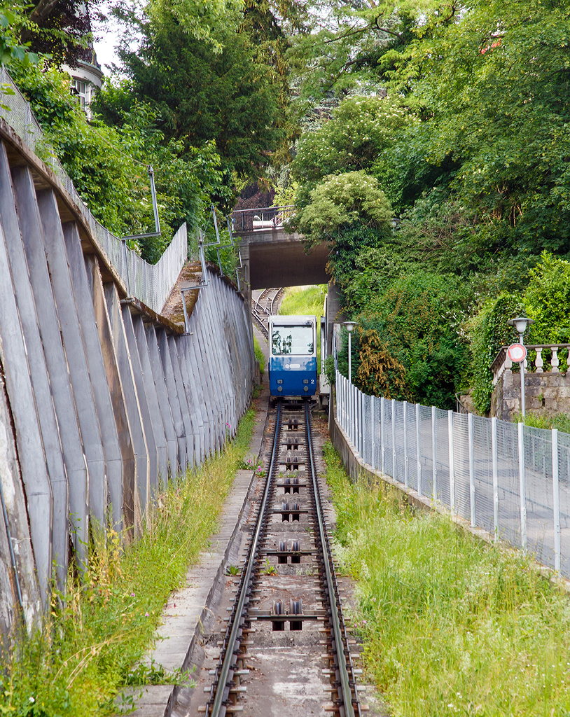 
Standseilbahn Rigiblick im Quartier Oberstrass der Stadt Zrich am 06.06.2015, der Wagen 2 kommt zur Talstation herab.

Die Seilbahn Rigiblick verbindet die Talstation an der Universittsstrae mit der Bergstation Rigiblick auf dem Zrichberg. Die schmalspurige Standseilbahn wird von den Verkehrsbetrieben Zrich (VBZ) betrieben und jhrlich von rund 600.000 Fahrgsten benutzt.

Technische Daten
Steuerungsart:  automatisch
Streckenlnge:  385 m
Hhendifferenz:  94 m
Steigung (Mittel):  25.3 %
Steigung (Max.):  ca. 36 %
Spurweite:  1000 mm
Fahrgeschwindigkeit:  5.0 m/s
Fahrzeit:  2 Minuten (ohne Zwischenhalt)
Frderleistung:  max. 630 Personen pro Stunde
