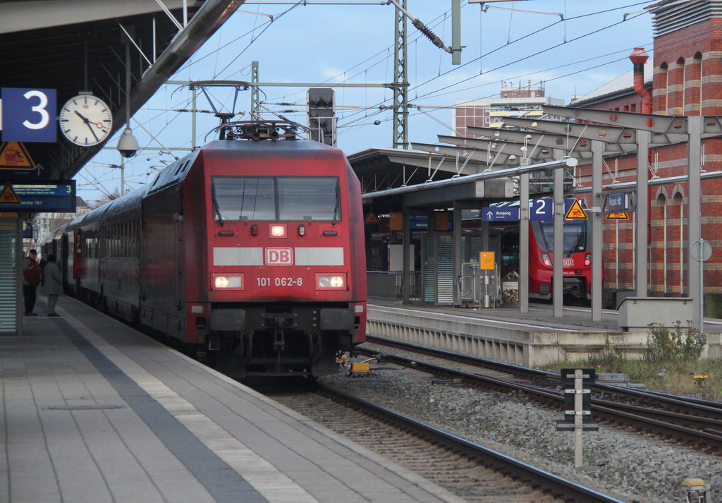 statt der angekndigten 101 102 kam am 13.12.2014 nur 101 062-8 mit IC 2373 Stralsund-Karlsruhe nach Rostock.