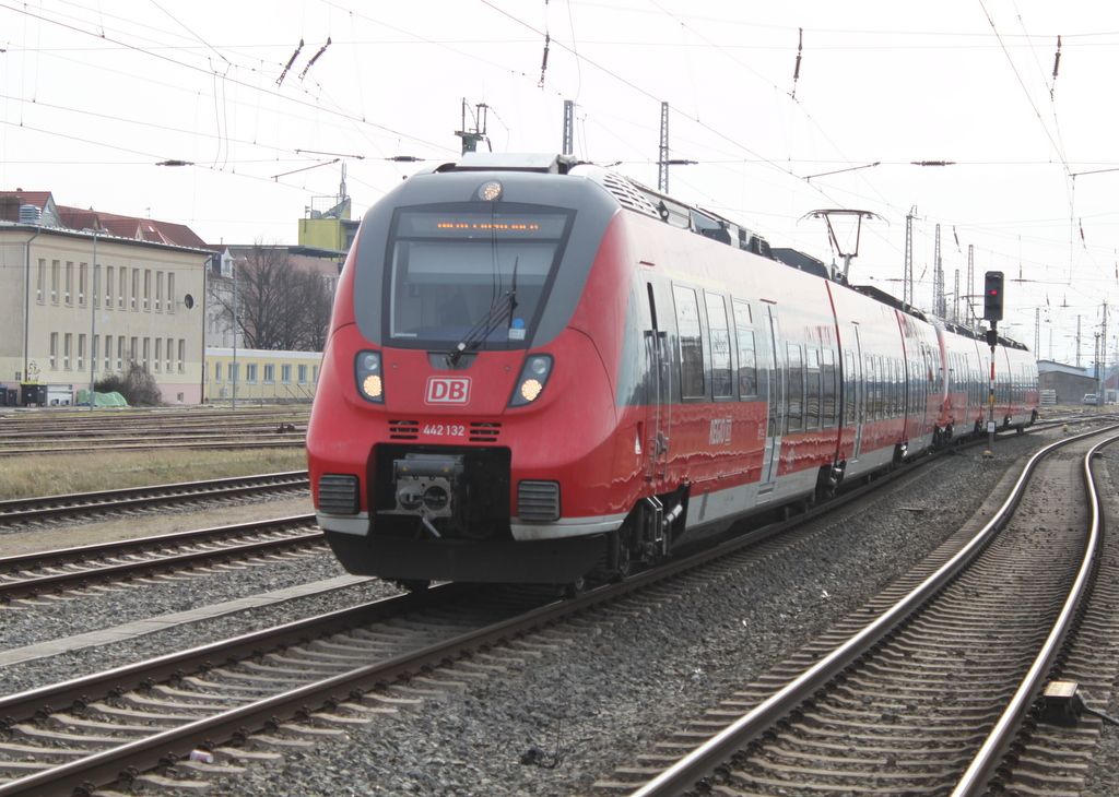 Statt DBuza kamen am 02.04.2016 als Warnemnde-Express 18490 von Berlin Hbf(tief)nach Rostock Hbf 442 132-7+442 622-7