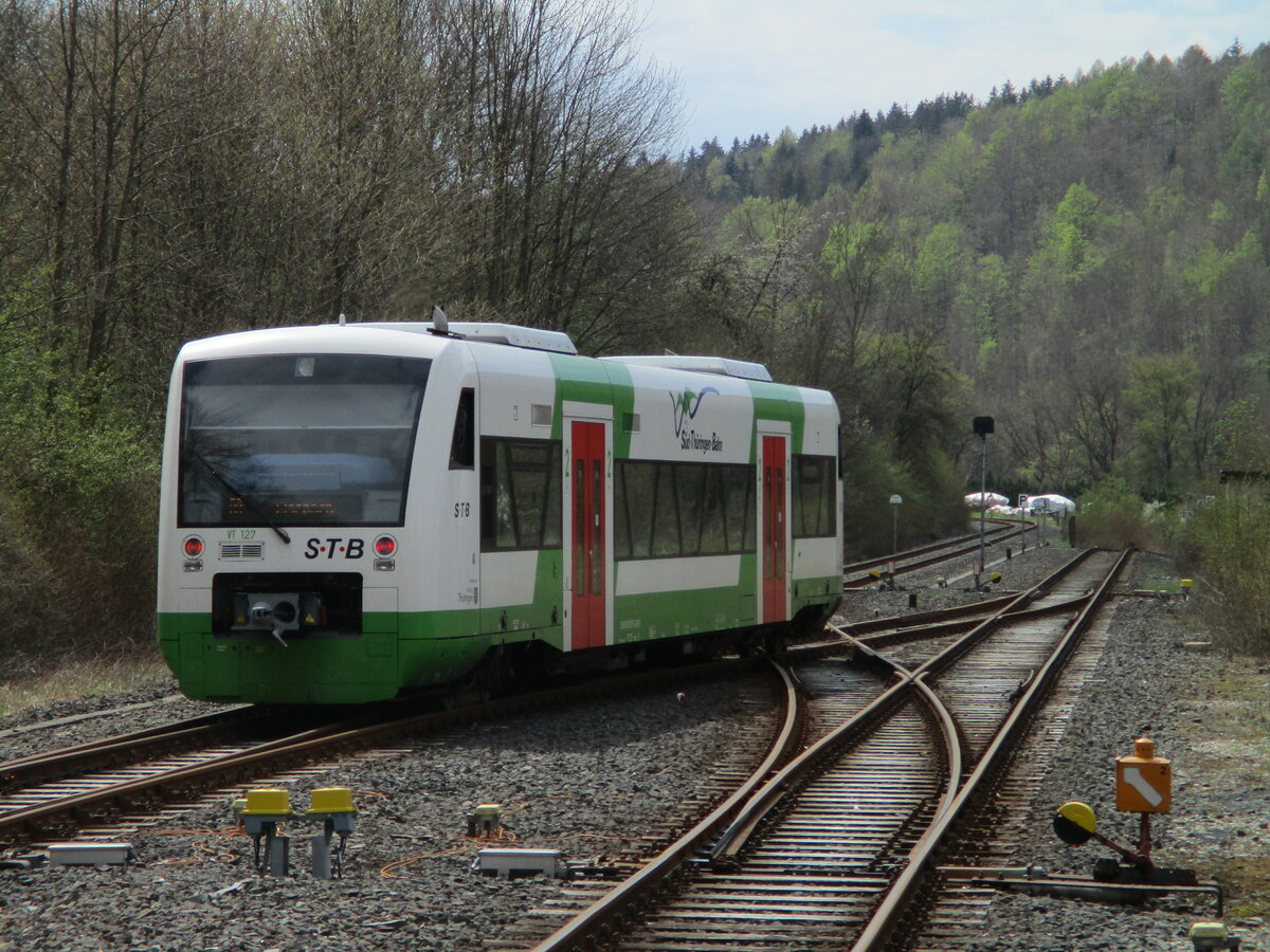 STB VT127,als RB Neuhaus am Rennweg-Eisenach,am 27.April 2022,verließ den Kopfbahnhof Rauenstein.