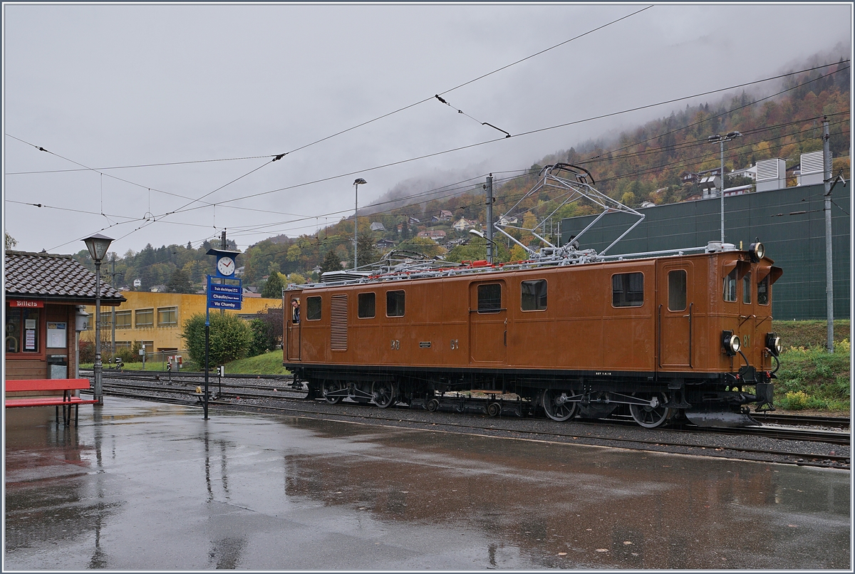 Steht im Regen: die wunderschöne Bernina Bahn Rhb Ge 4/4 81 der Blonay-Chamby Bahn.

Blonay, den 28. Okt. 2018