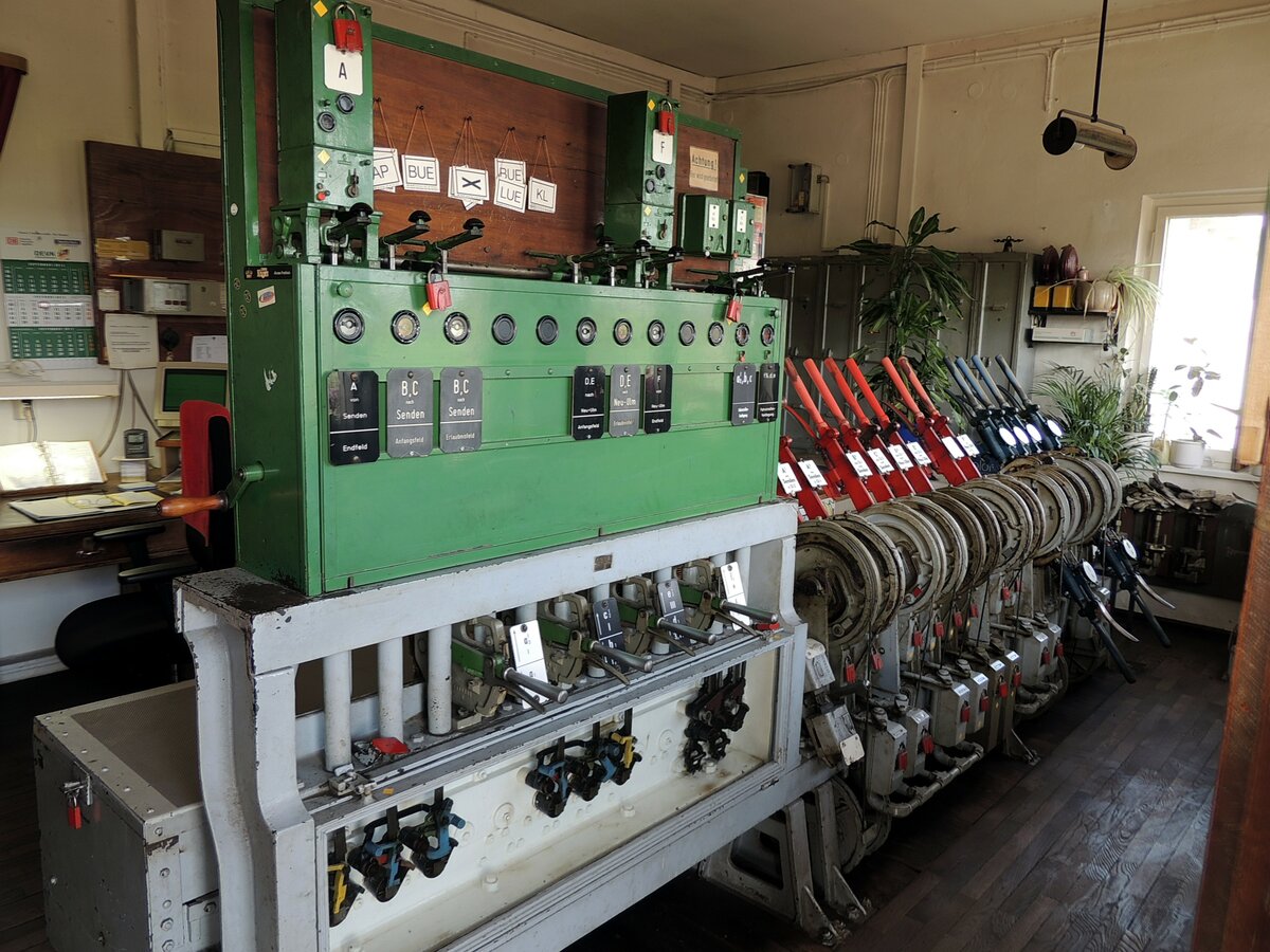 Stellwerk des Bahnhofs Gerlenhofen an der Strecke KBS 975   Ulm - Oberstdorf am 02.10.2012. Die Aufnahme wurde durch die offene Tür gemacht ohne störend einzuwirken und nach Erlaubnis durch den diensthabenden Beamten.
