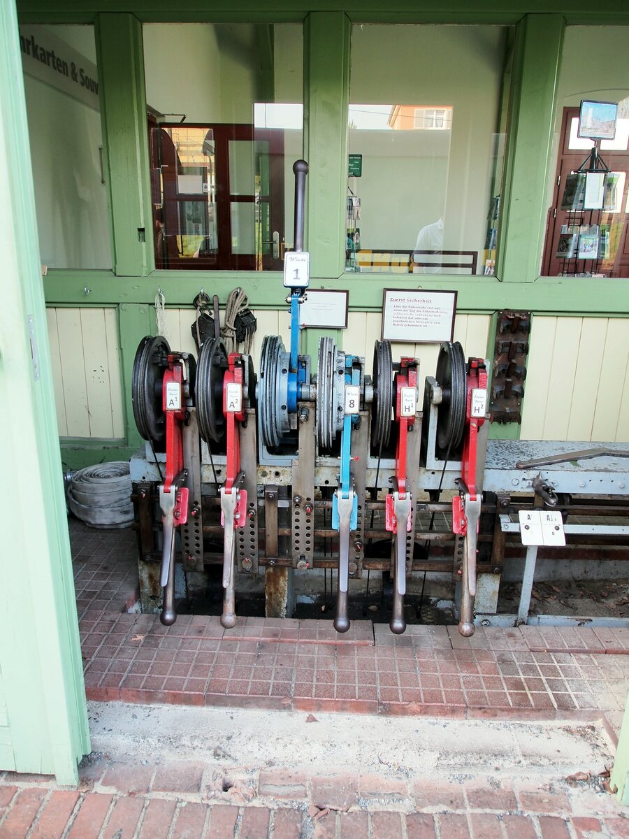 Stellwerk im/am Bahnhof Moritzburg der Löznitztalbahn am 12.04.2016. Der Stellwerksbereich wird nur geöffnet, wenn rangiert wird.