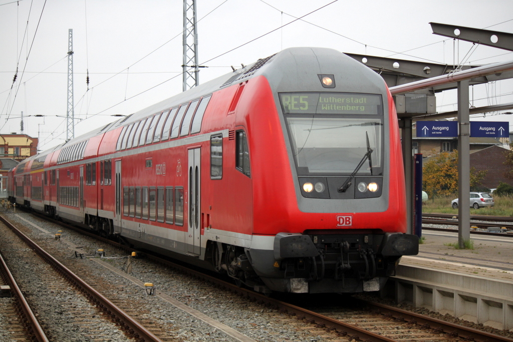 Steuerwagen DBpbzfa 766.1 stand als RE 4363 von Rostock Hbf nach Lutherstadt Wittenberg im Rostocker Hbf.ab Fahrlpanwechsel gibt es keinen Snack Point mehr auf der RE5 Linie.24.10.2014